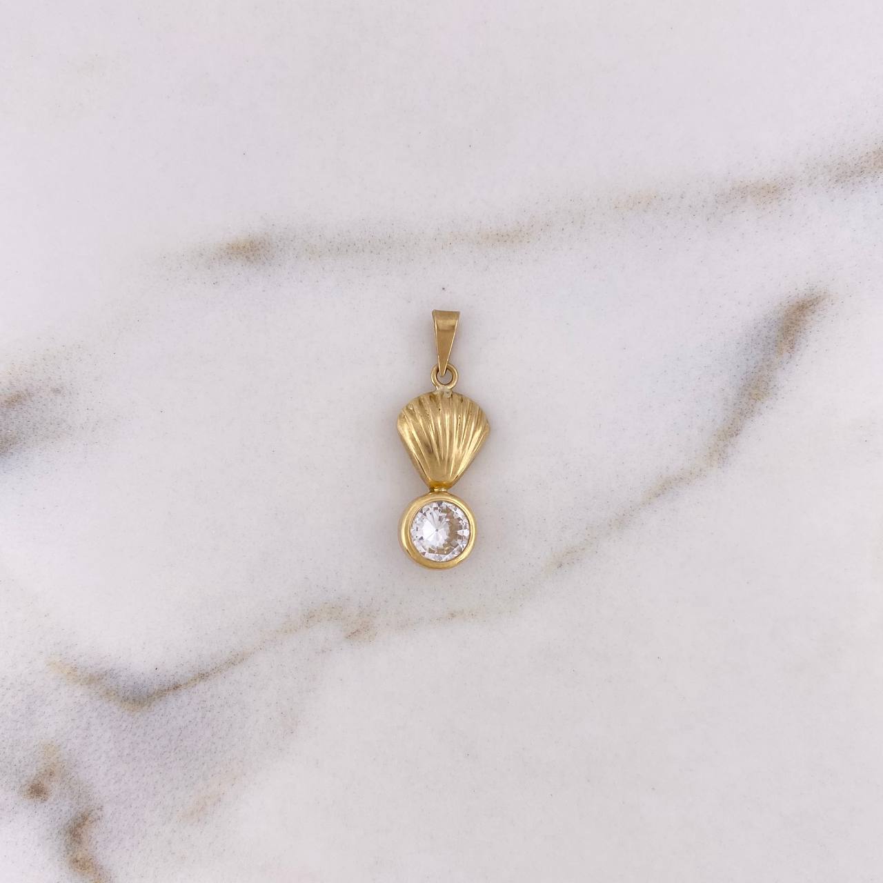 Dije Ostra 0.8gr / 2.1cm / Circon Blanco Oro Amarillo 18K $