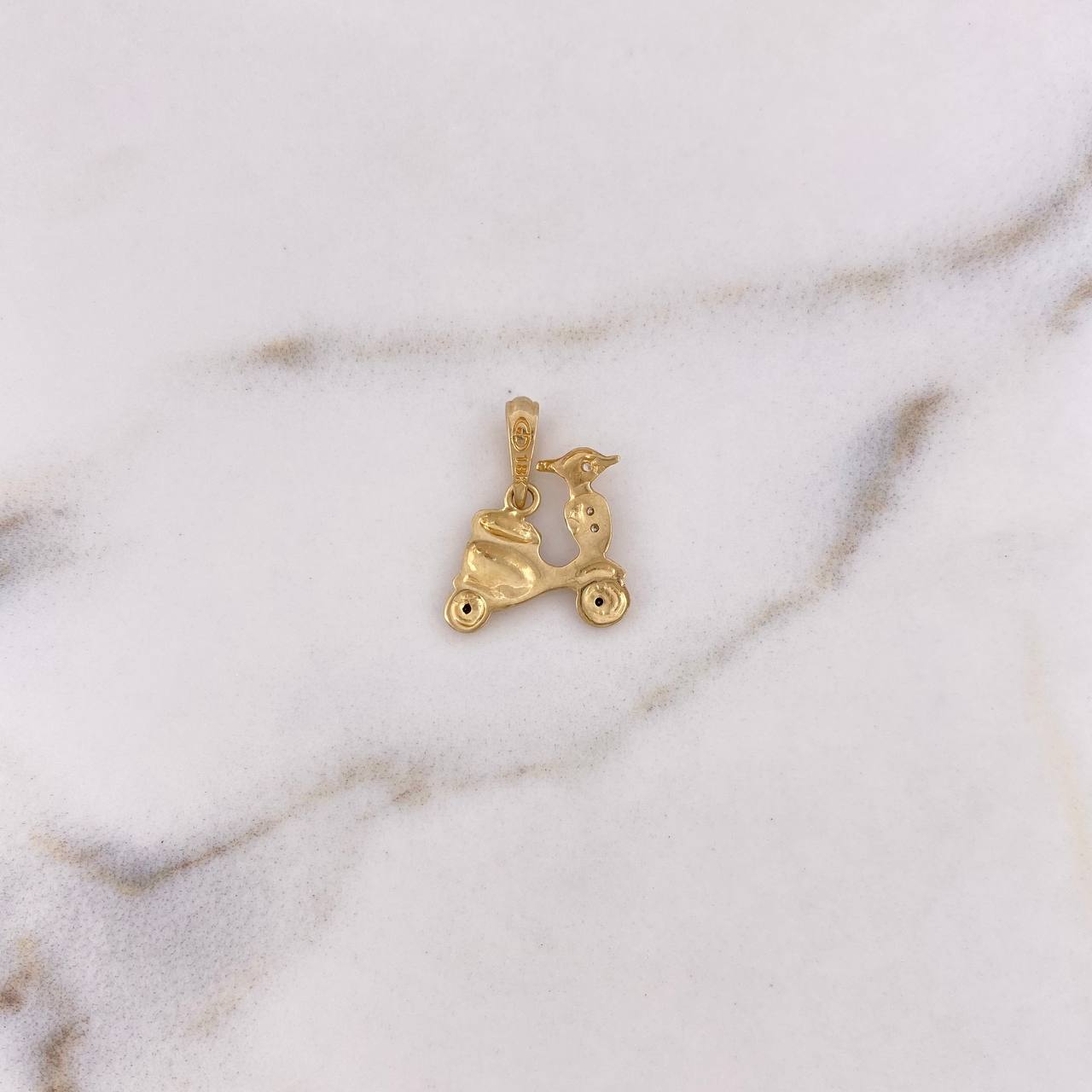 Dije Moto 1gr / 1.6cm / Circones Blancos Negros Oro Amarillo 18K $