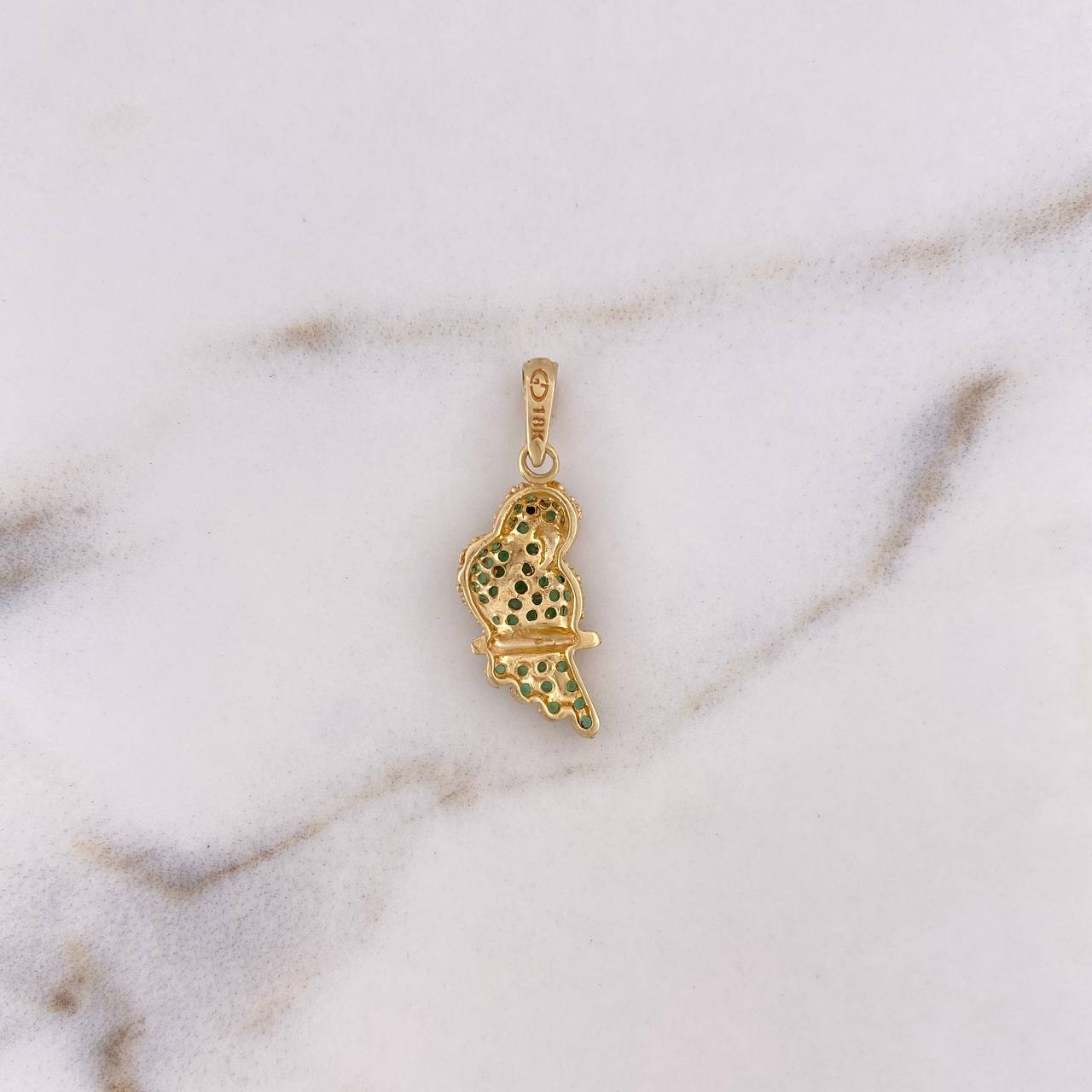 Dije Loro 1.85gr / 2.6cm / Circones Verdes Oro Amarillo 18K $