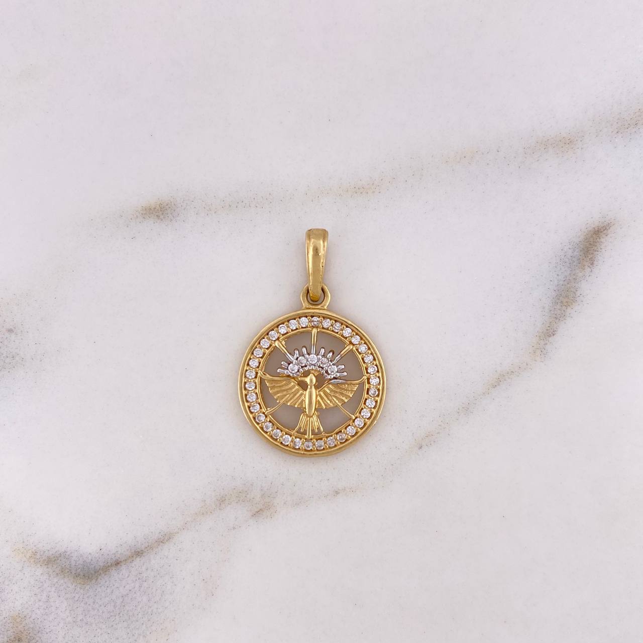 Dije Colibri 2.2gr / 2.4cm / Circones Blancos Dos Oros Amarillo Blanco 18K $