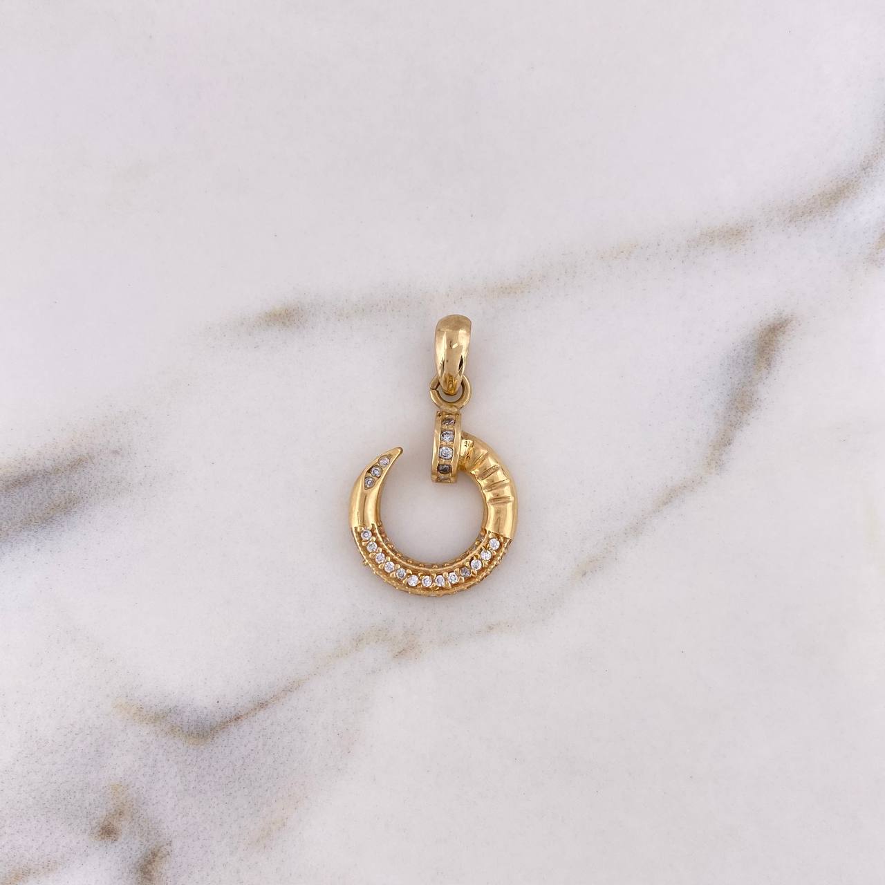 Dije Clavo 2.6gr / 2.6cm / Circones Blancos Oro Amarillo 18K $