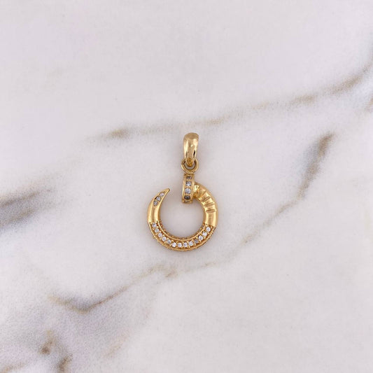 Dije Clavo 2.6gr / 2.6cm / Circones Blancos Oro Amarillo 18K $