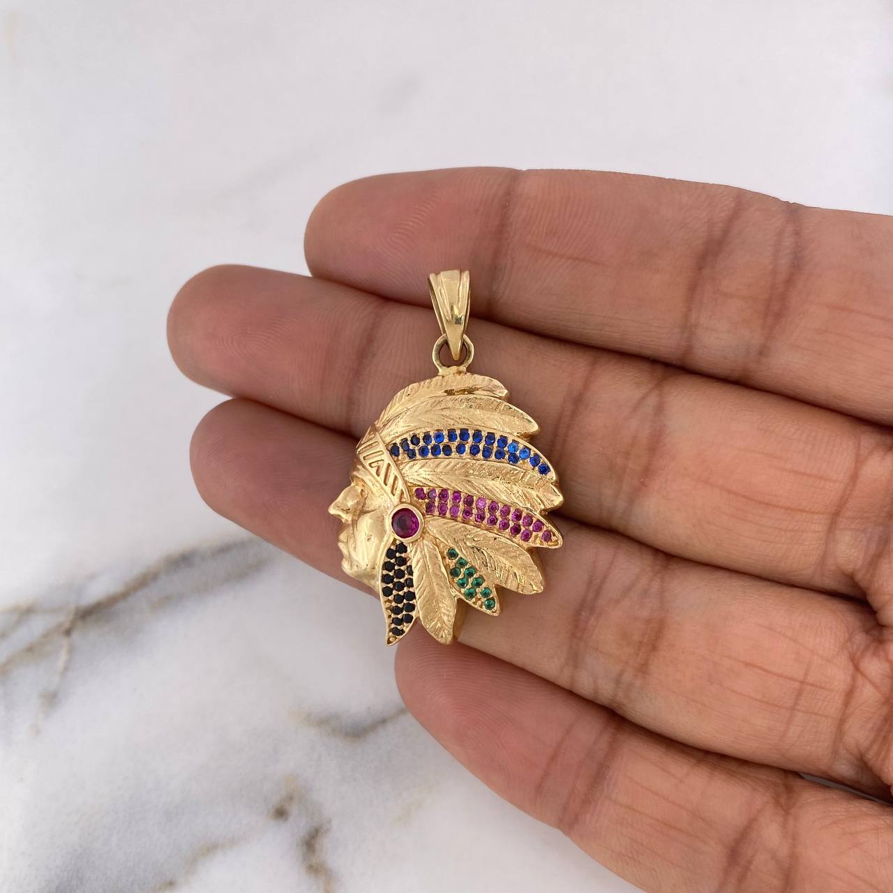 Dije Indio 7.3gr / 3.5cm / Circones Colores Oro Amarillo 18K $