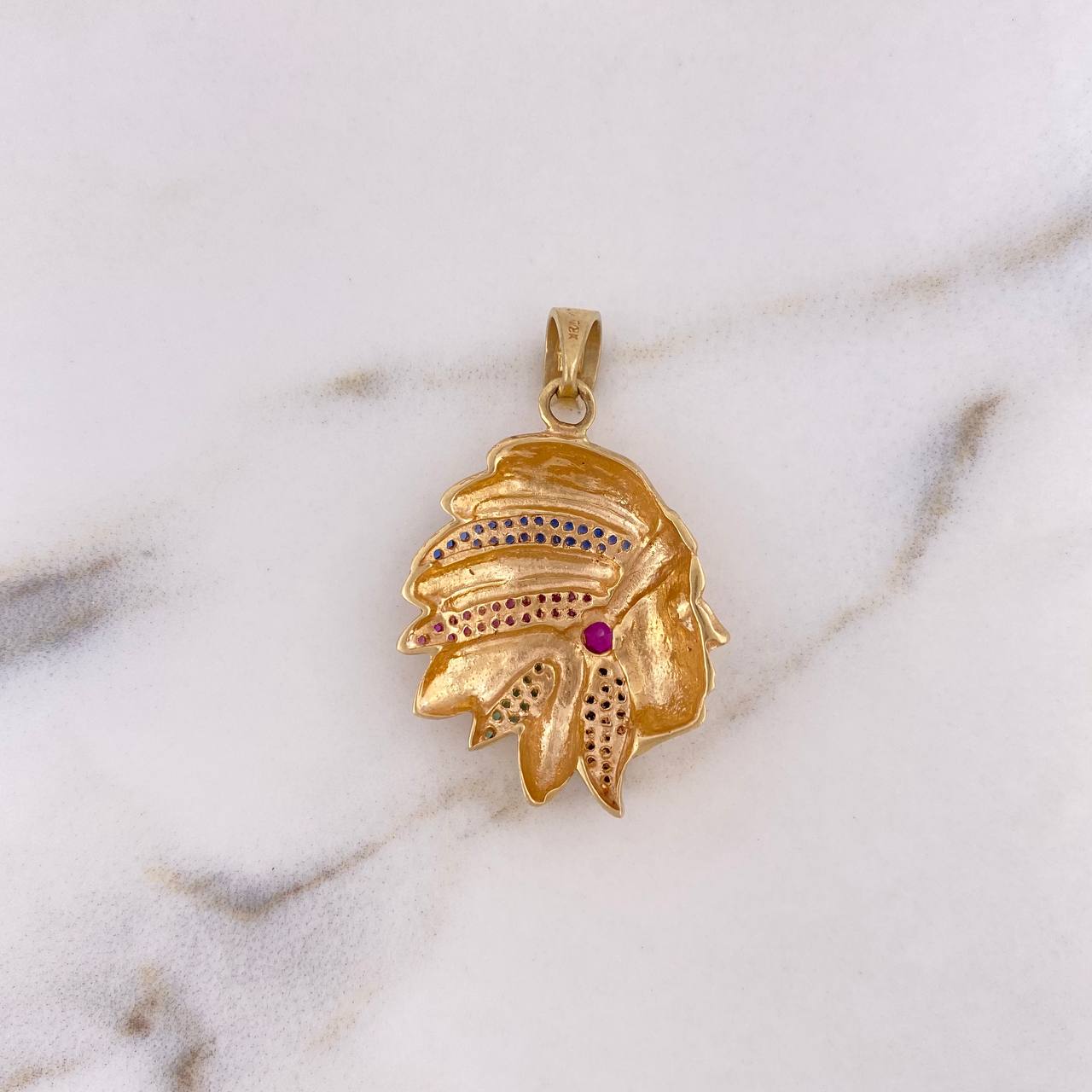 Dije Indio 7.3gr / 3.5cm / Circones Colores Oro Amarillo 18K $
