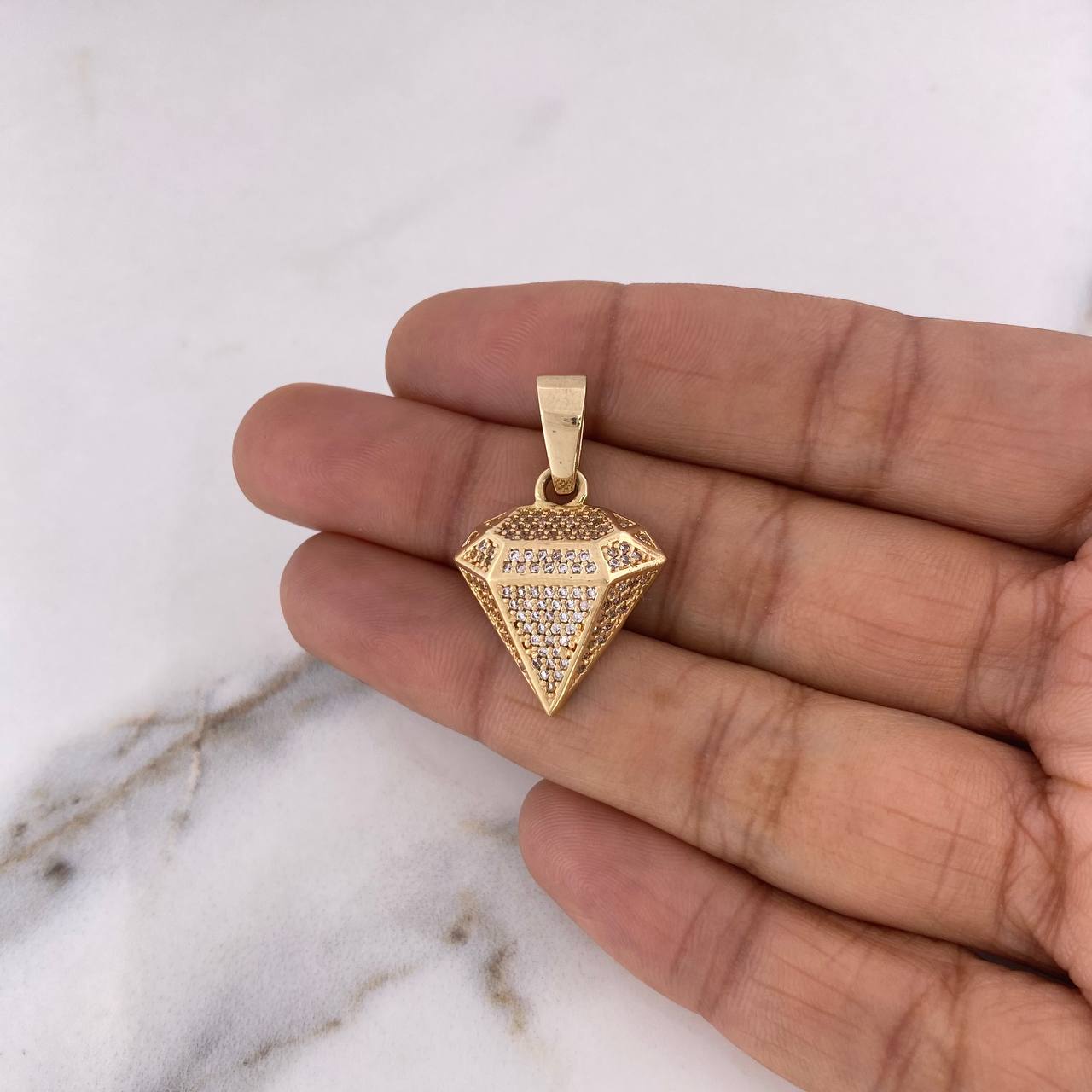Dije Diamante 5.3gr / 3cm / Circones Blancos  Oro Amarillo 18K $