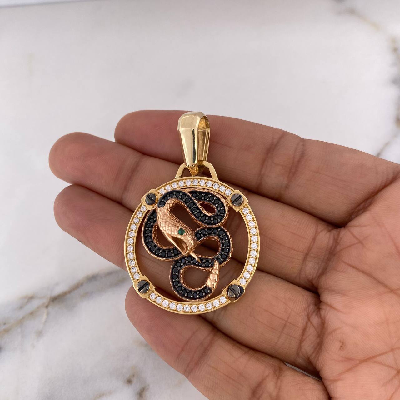 Dije Serpiente Cascabel 14.7gr / 4.8cm / Circcones Blancos-Negros-Verdes Dos Oros Amarillo Rosa 18K $