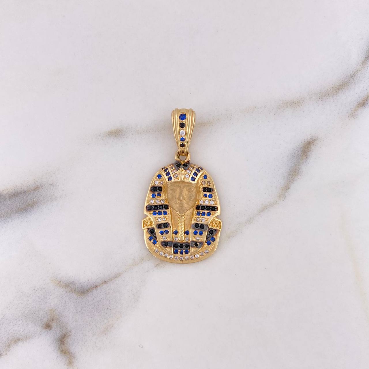 Dije Rostro Faraón Tutankamón 6.85gr / 3.7cm / Circones Azules Blancos Negros Oro Amarillo 18K