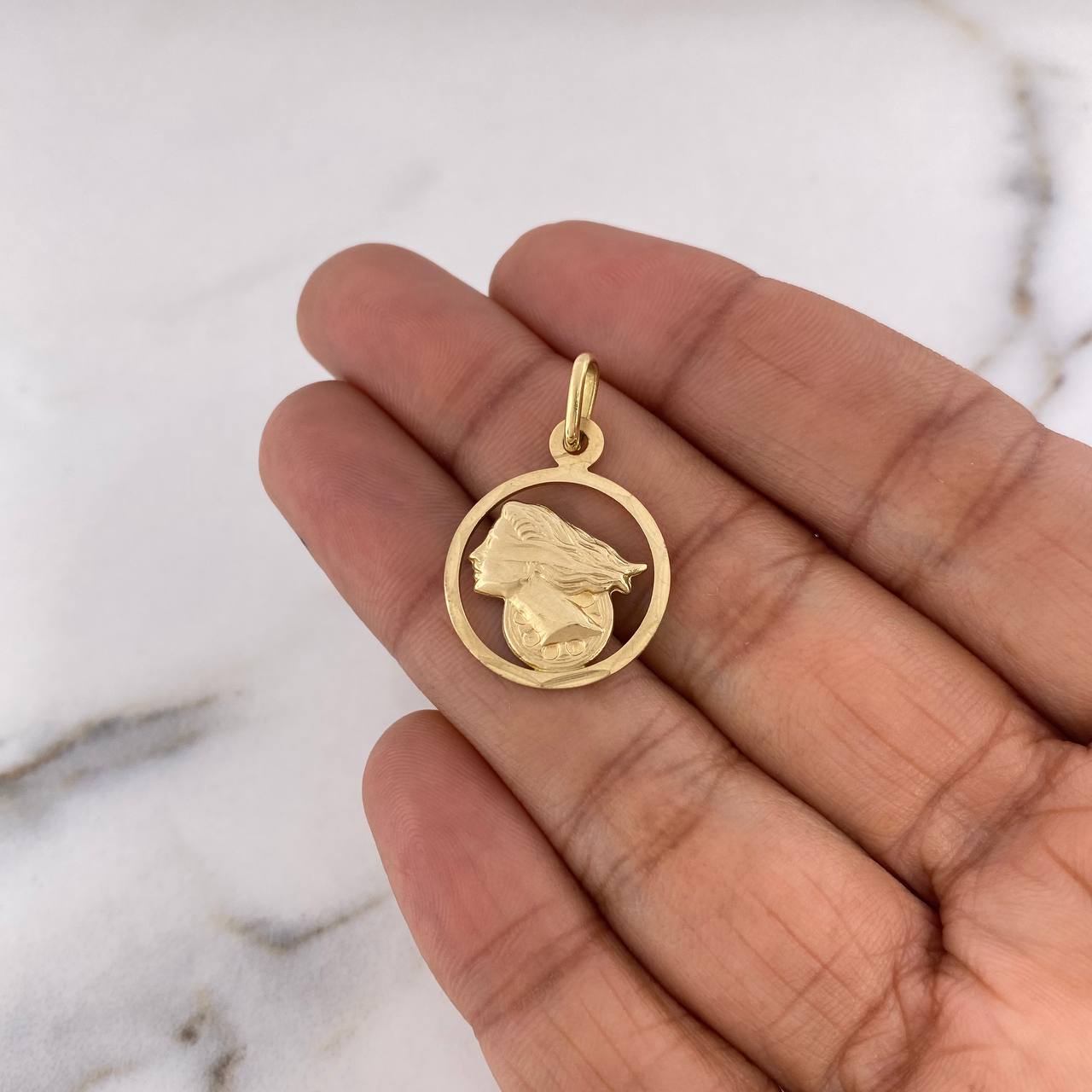Dije Lady Justicia 2.4gr / 2.7cm / Oro Amarillo 18K $