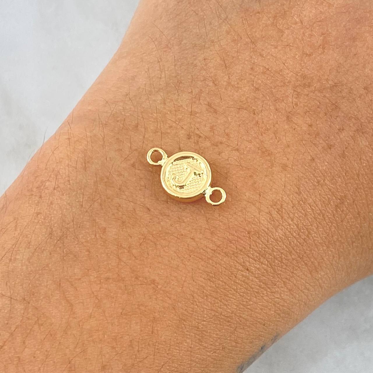 Herraje Letra J 0.5gr / 1cm / Oro Amarillo 18K