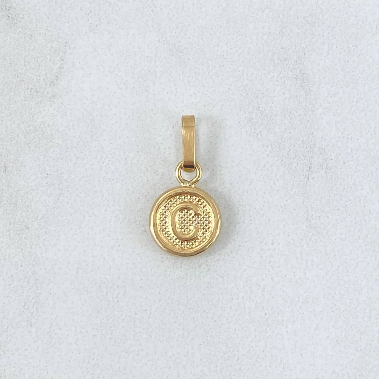 Dije Letra C 0.55gr / 1.5cm / Circulo Texturizado Rayado Oro Amarillo 18K