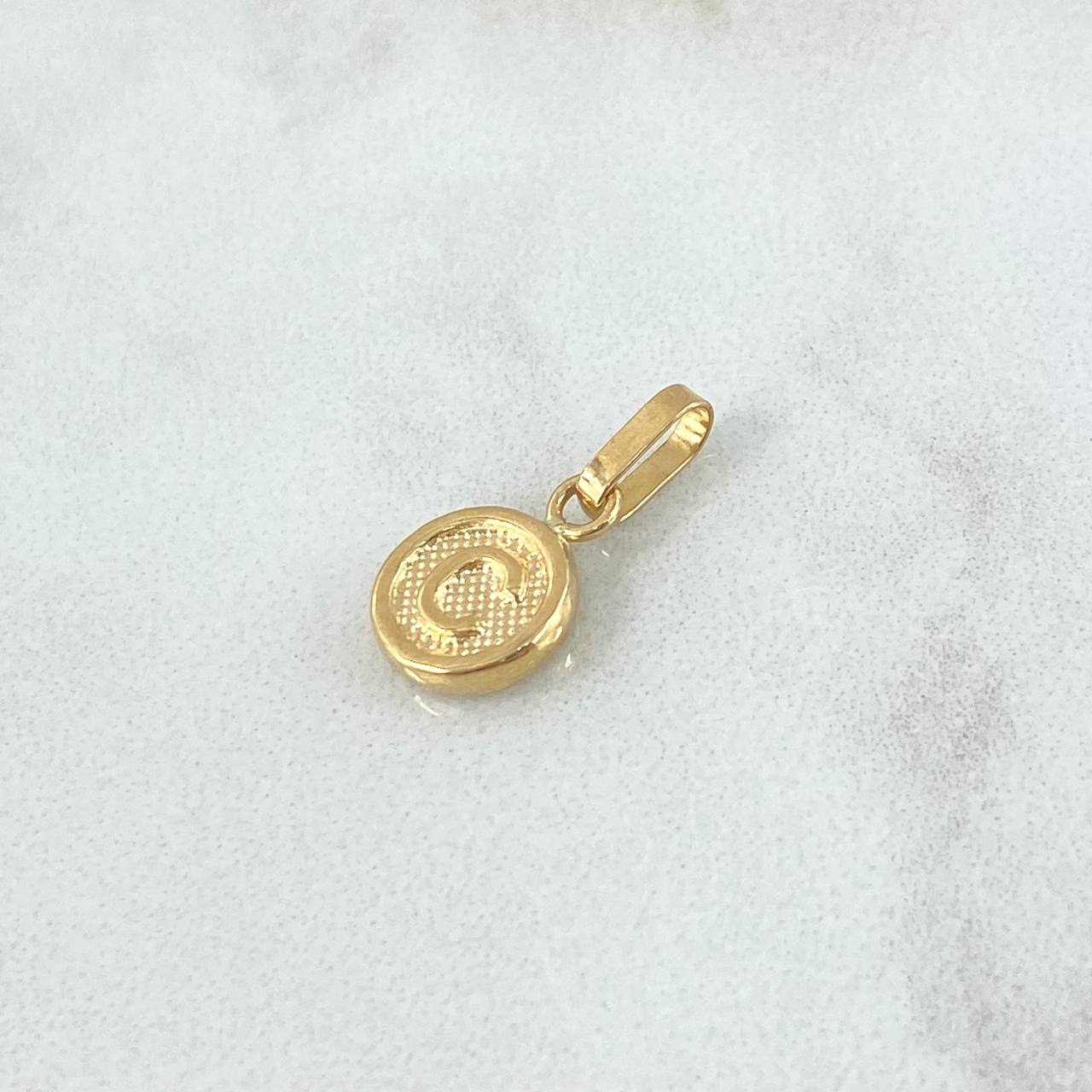 Dije Letra C 0.55gr / 1.5cm / Circulo Texturizado Rayado Oro Amarillo 18K