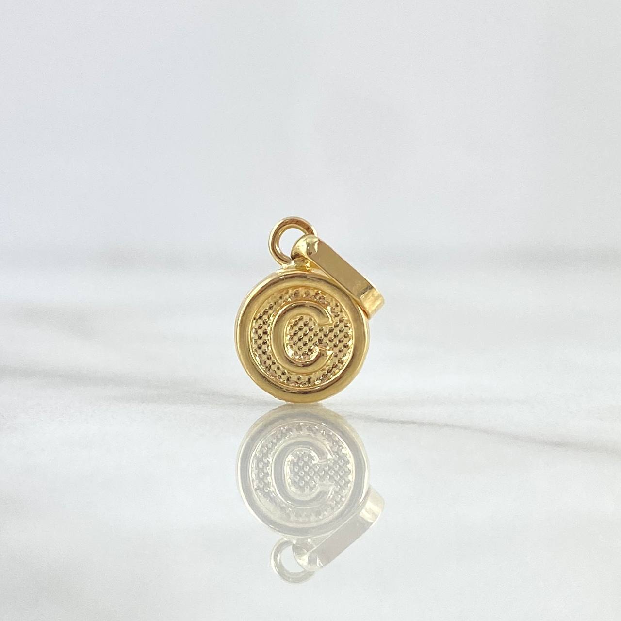 Dije Letra C 0.55gr / 1.5cm / Circulo Texturizado Rayado Oro Amarillo 18K