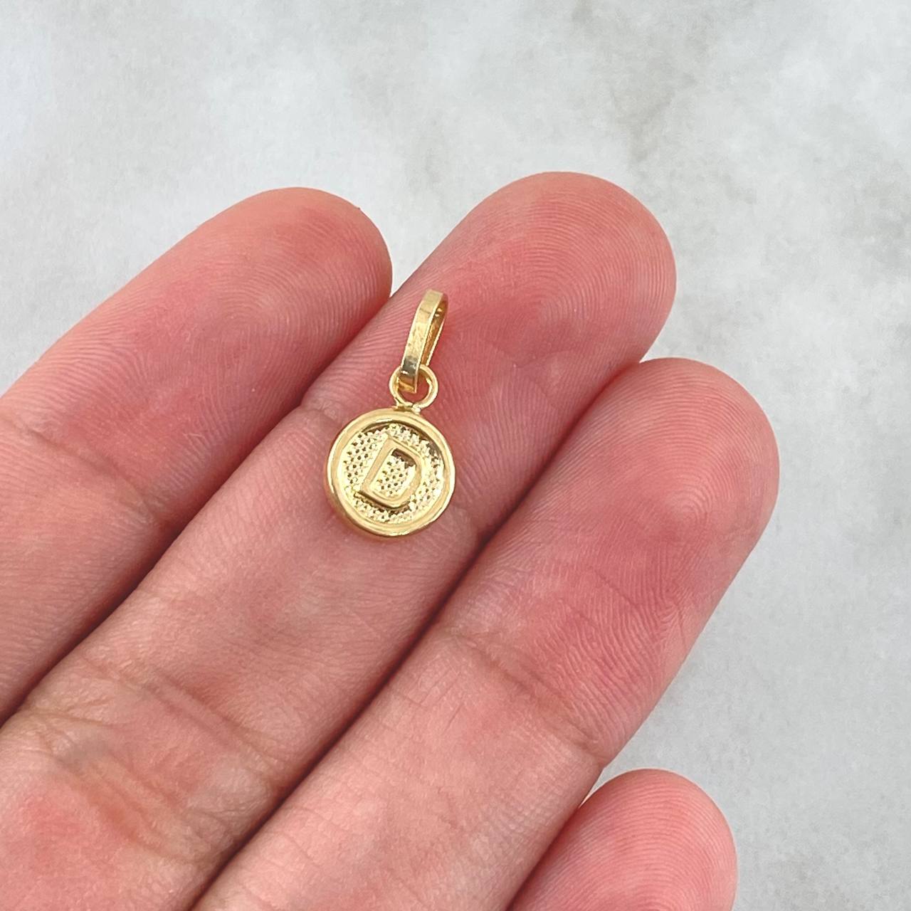 Dije Letra D 0.55gr / 1.5cm / Circulo Texturizado Rayado Oro Amarillo 18K