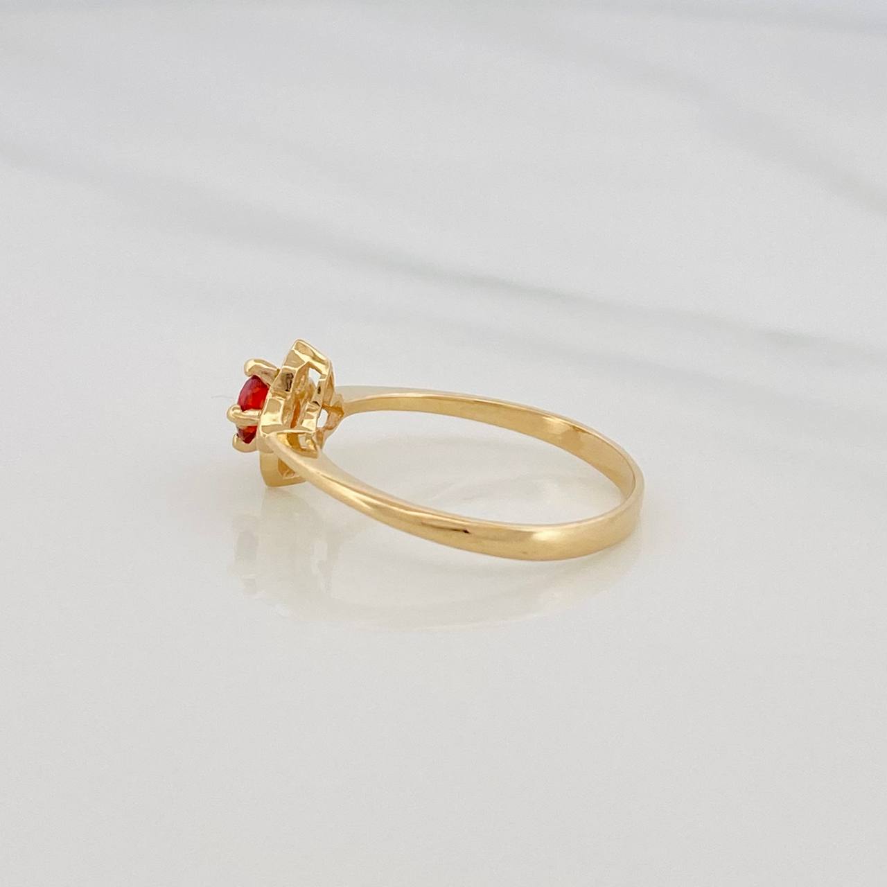 Anillo Flor 1.9g / T7 1/2 Oro Amarillo 18K