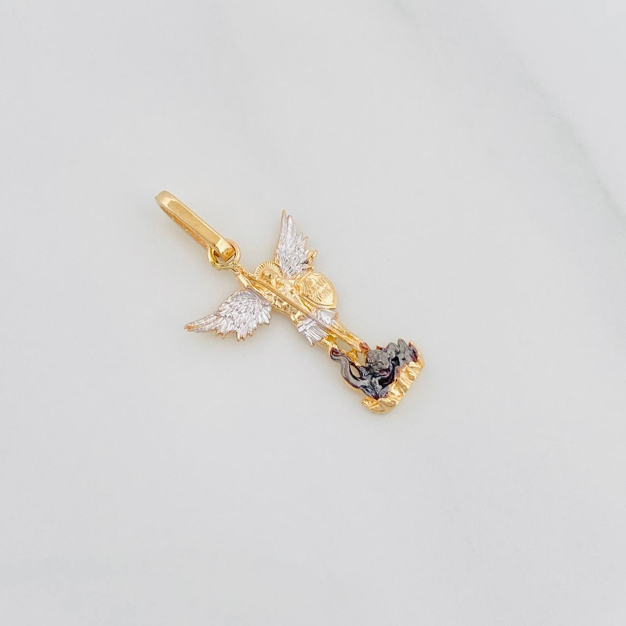 Dije San Miguel 1g / 2.3cm Tres Oros Amarillo Blanco Negro 18K