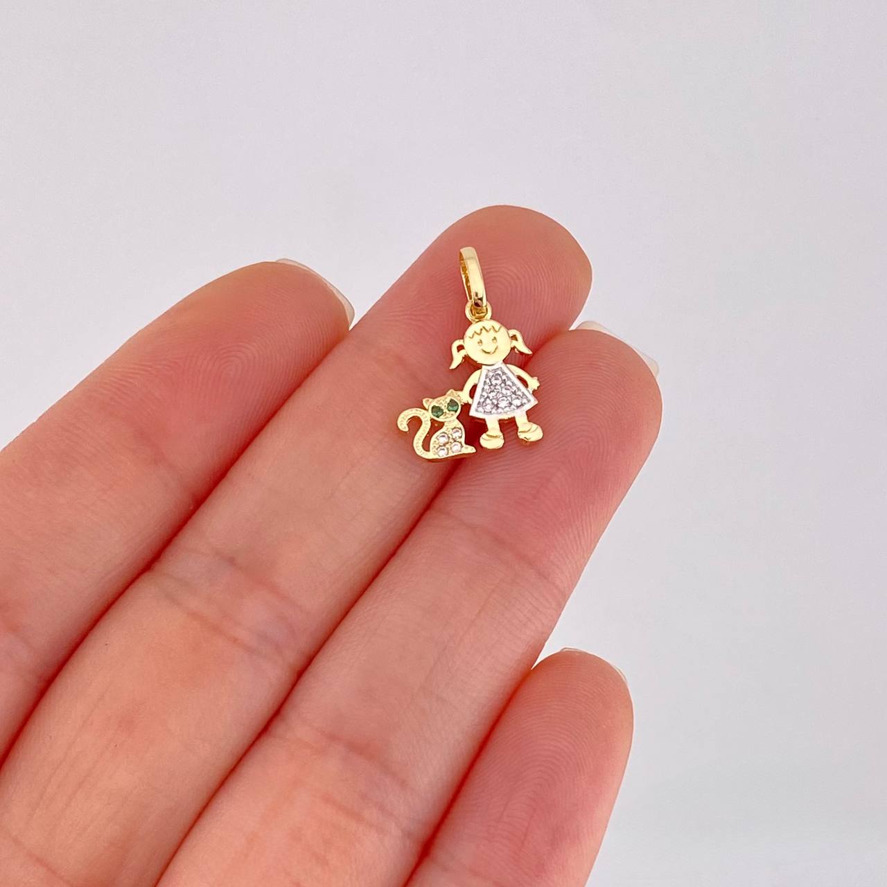 Dije Niña y Gato 1.1g / 1.9cm Dos Oros Amarillo Blanco 18K
