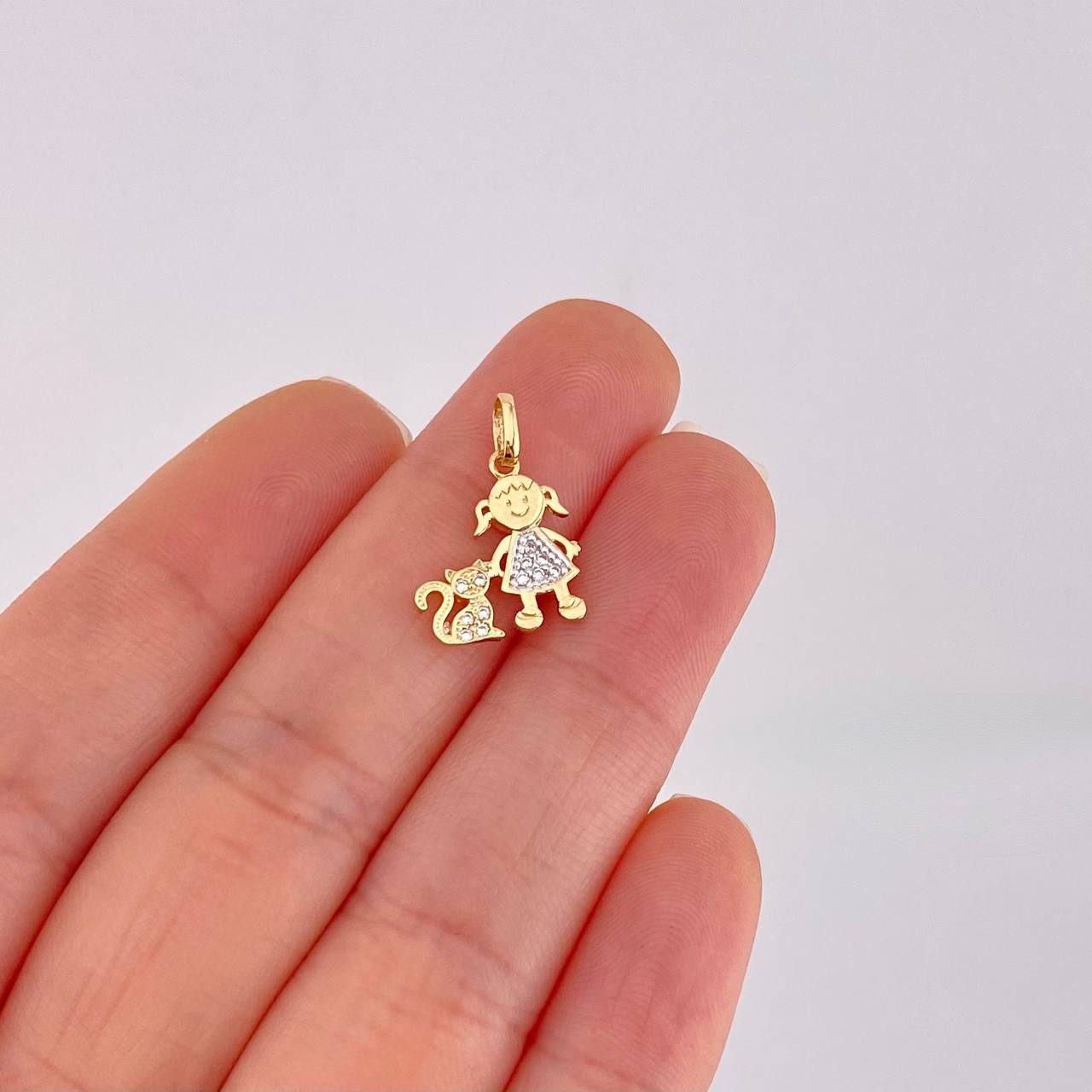 Dije Niña y Gato 1.1g / 1.9cm Dos Oros Amarillo Blanco 18K
