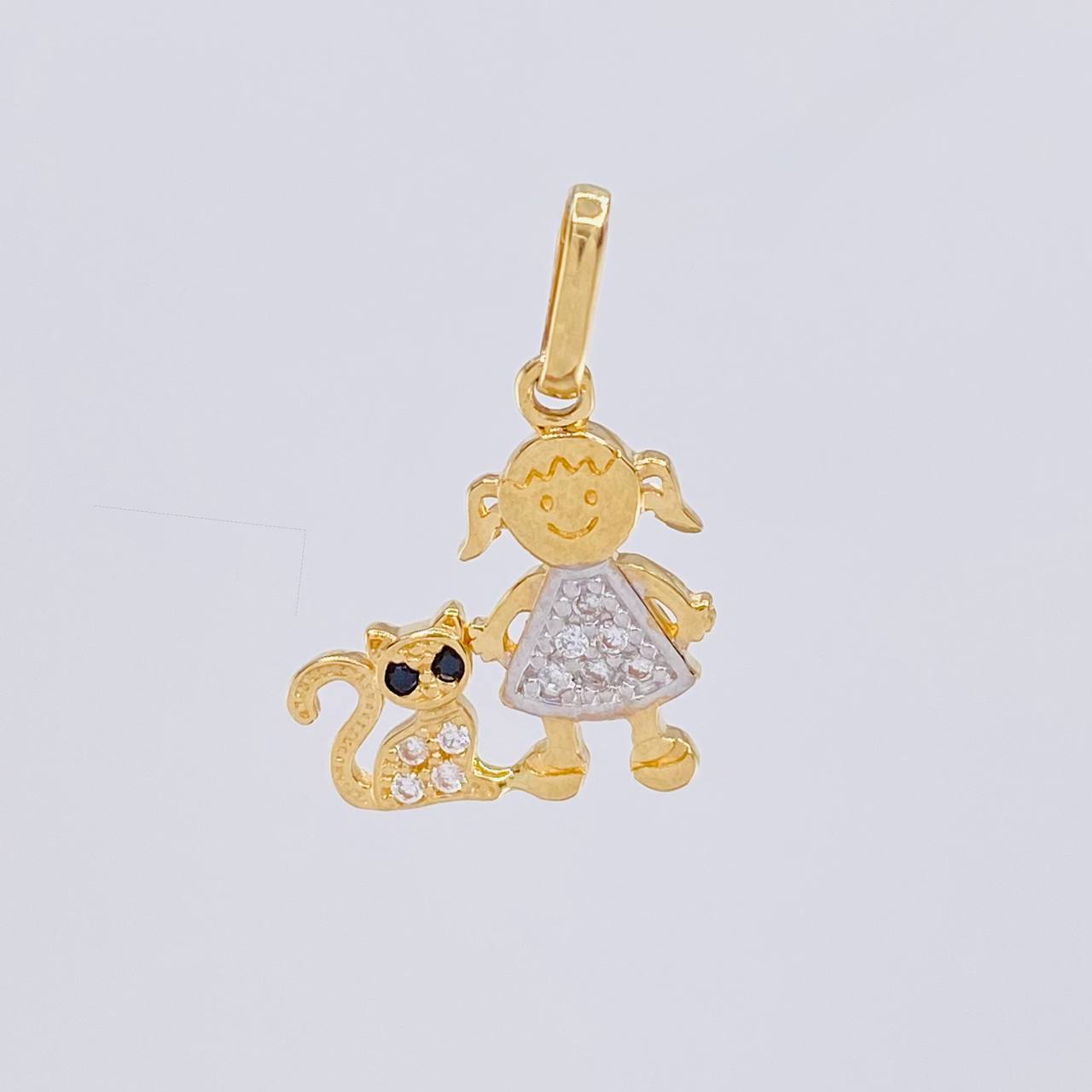 Dije Niña y Gato 1.05g / 1.9cm Dos Oros Amarillo Blanco 18K
