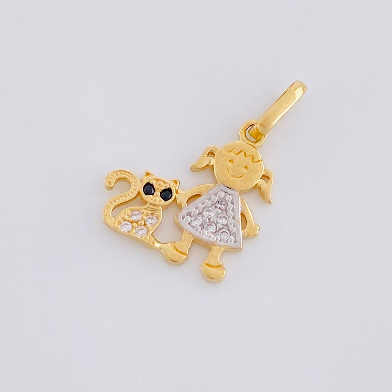 Dije Niña y Gato 1.05g / 1.9cm Dos Oros Amarillo Blanco 18K