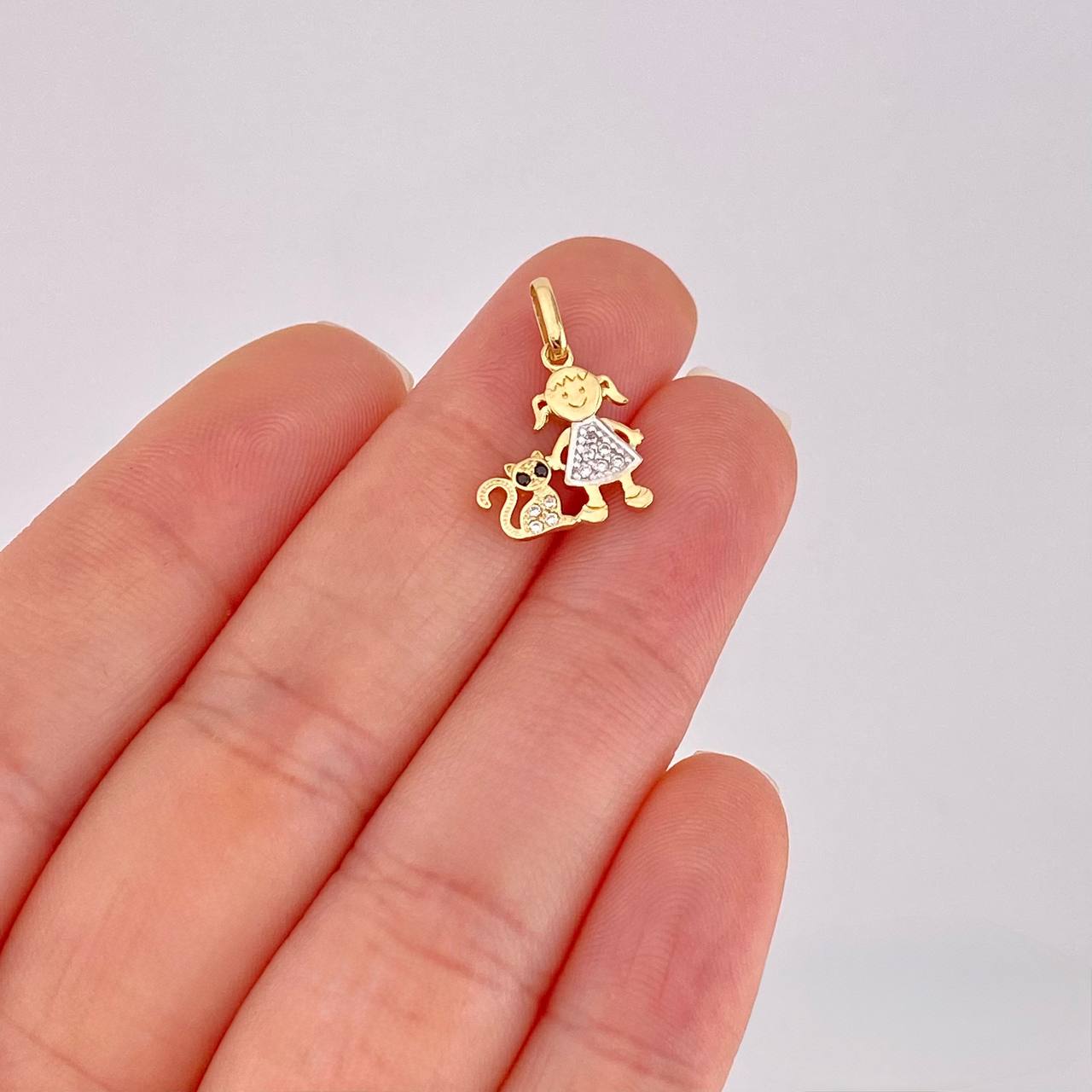 Dije Niña y Gato 1.05g / 1.9cm Dos Oros Amarillo Blanco 18K