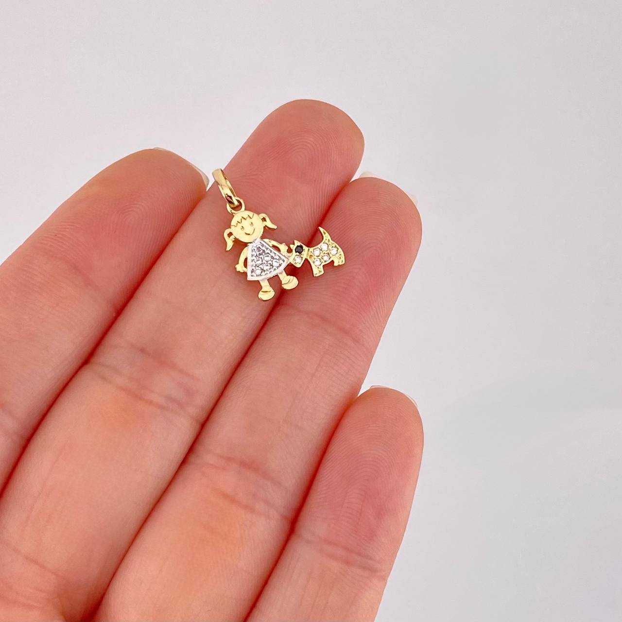 Dije Niña y Perro 1.1g / 1.9cm Dos Oros Amarillo Blanco 18K