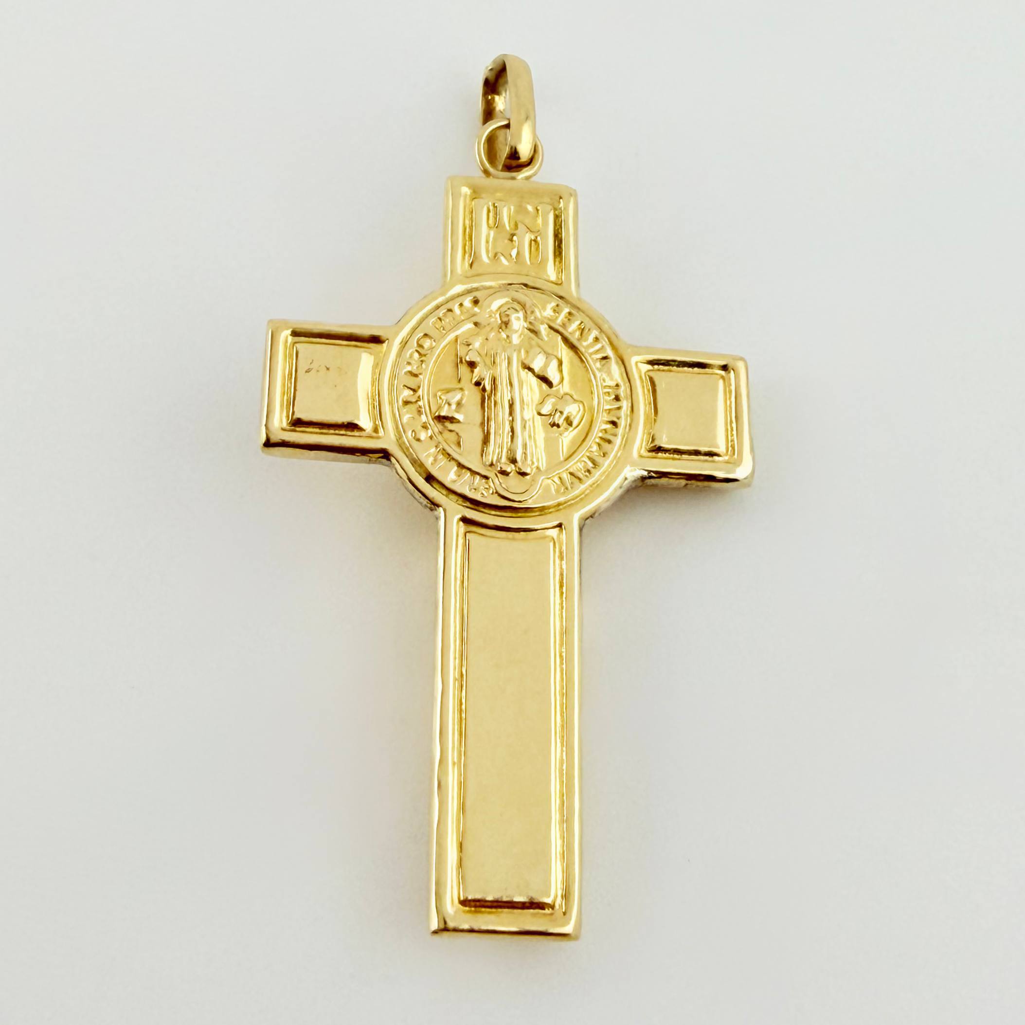 Dije Cruz Cristo San Benito 1.85gr / 3.7cm / Oro Amarillo 18K $