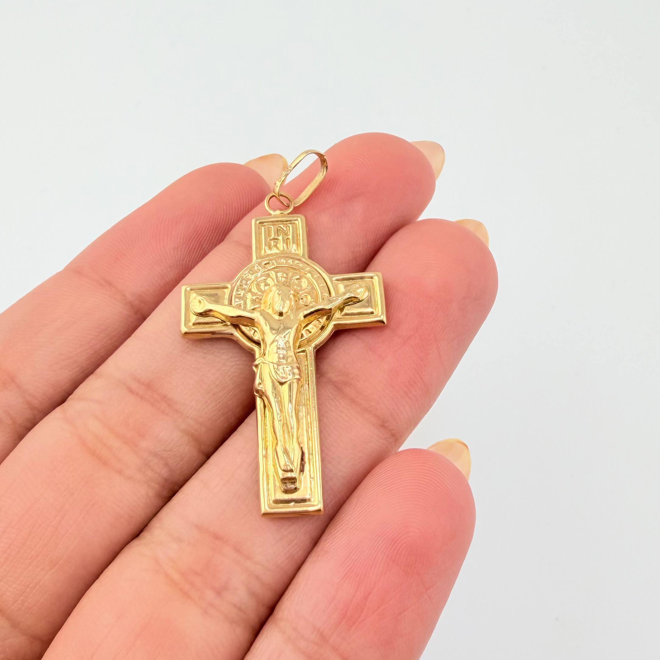 Dije Crúz Cristo Circulo San Benito 2.65gr / 4.1cm / Oro Amarillo 18K