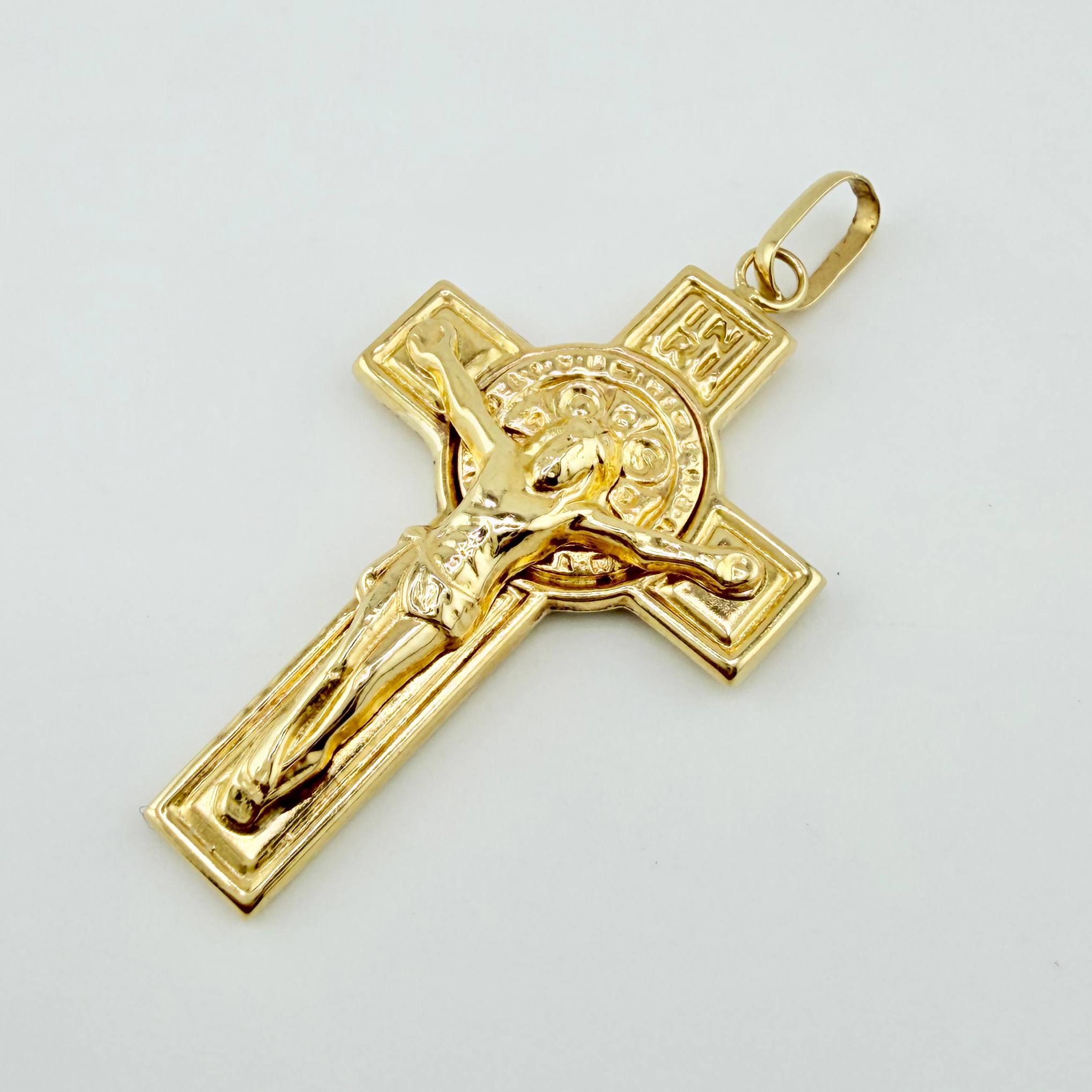 Dije Crúz Cristo Circulo San Benito 2.65gr / 4.1cm / Oro Amarillo 18K