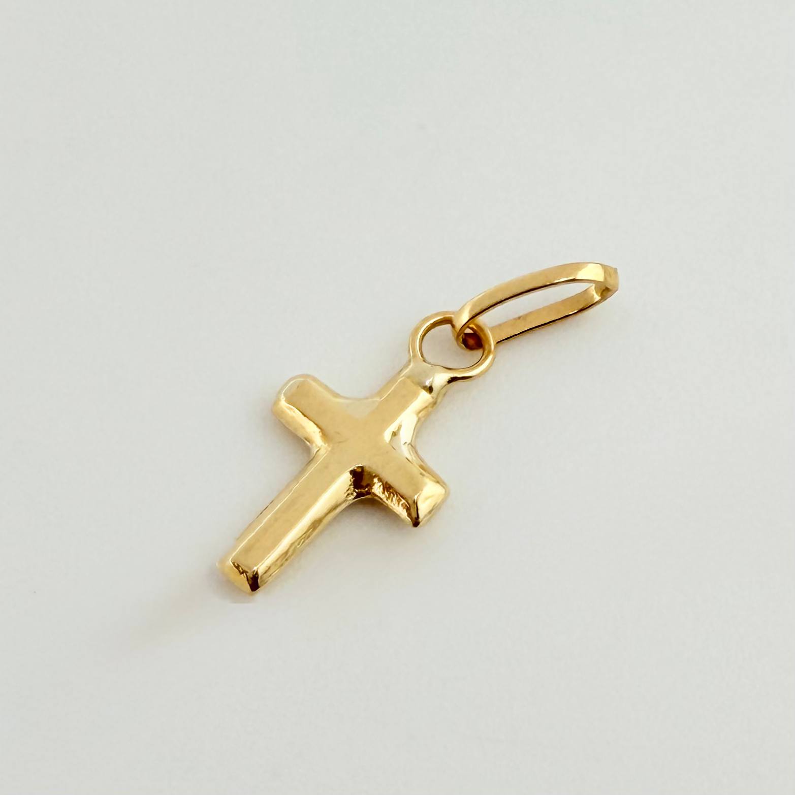 Dije Crúz Lisa 0.15gr / 1.5cm / Oro Amarillo 18K