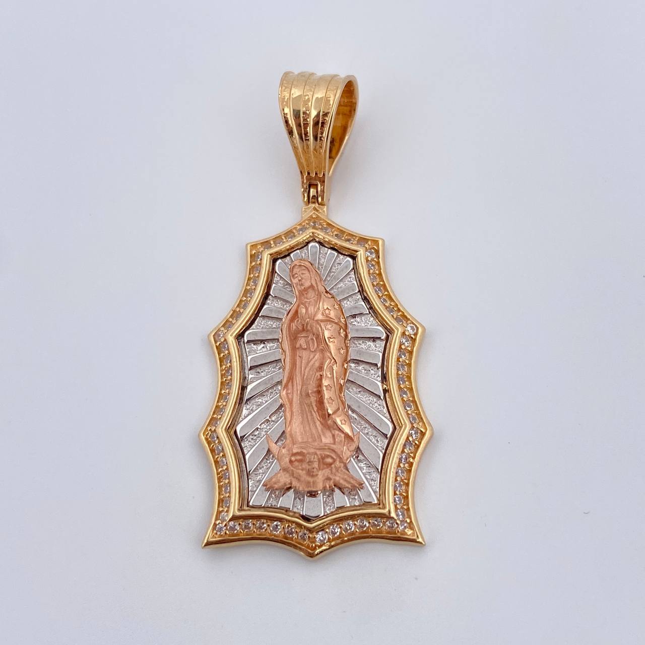 Dije Virgen Guadalupe 7.2gr / 4.2cm / Circones Blancos Tres Oros 18K &