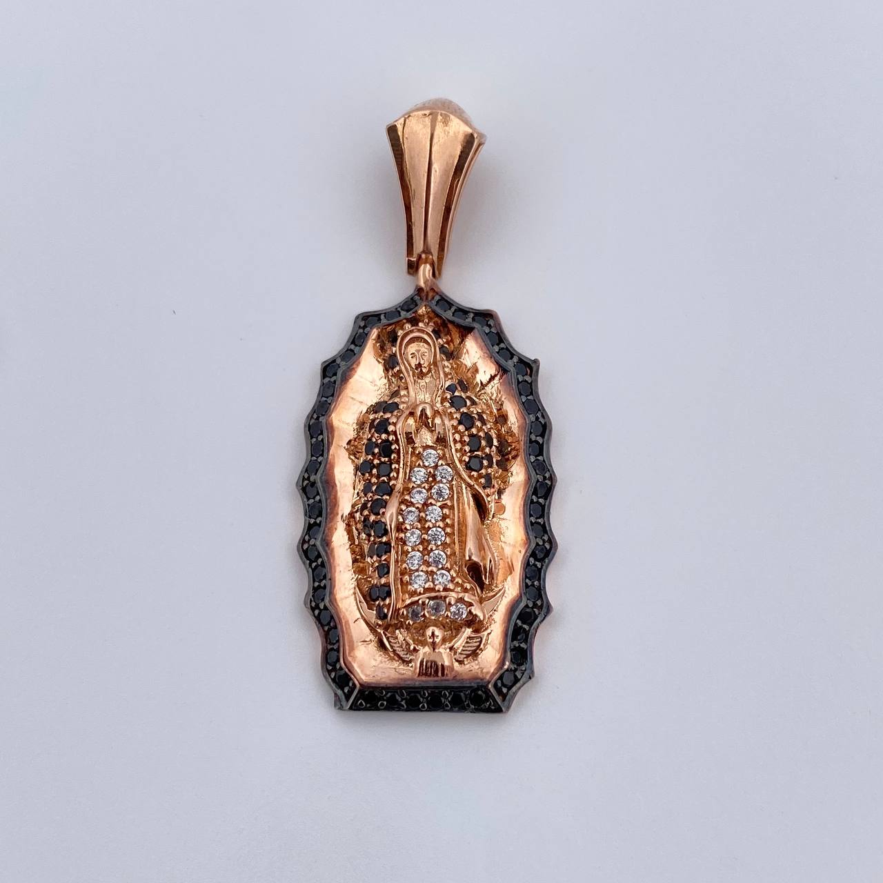 Dije Virgen Guadalupe 5.7gr / 3.5cm / Circones Blancos Negros Dos Oros Negro Rosa 18K &
