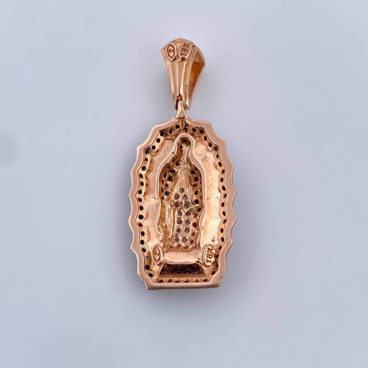 Dije Virgen Guadalupe 5.7gr / 3.5cm / Circones Blancos Negros Dos Oros Negro Rosa 18K &