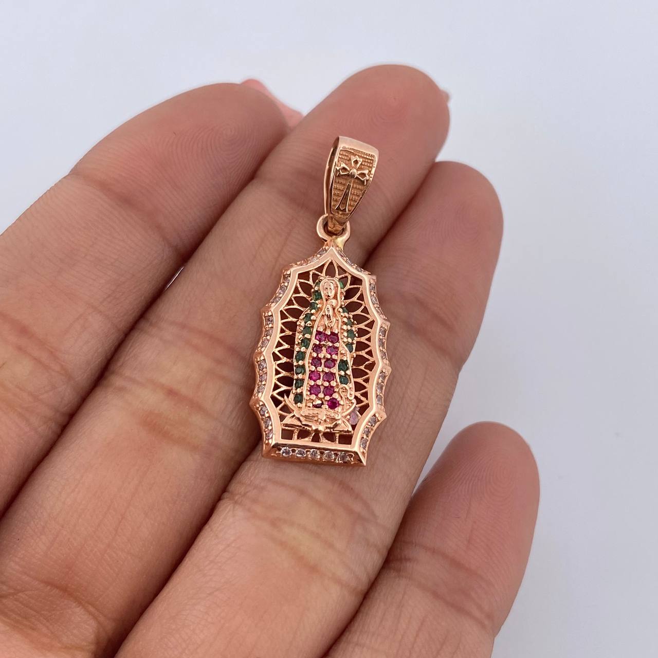Dije Virgen Guadalupe 3.45gr / 3.3cm / Circones Blancos Fucsias Verdes Oro Rosa 18K &