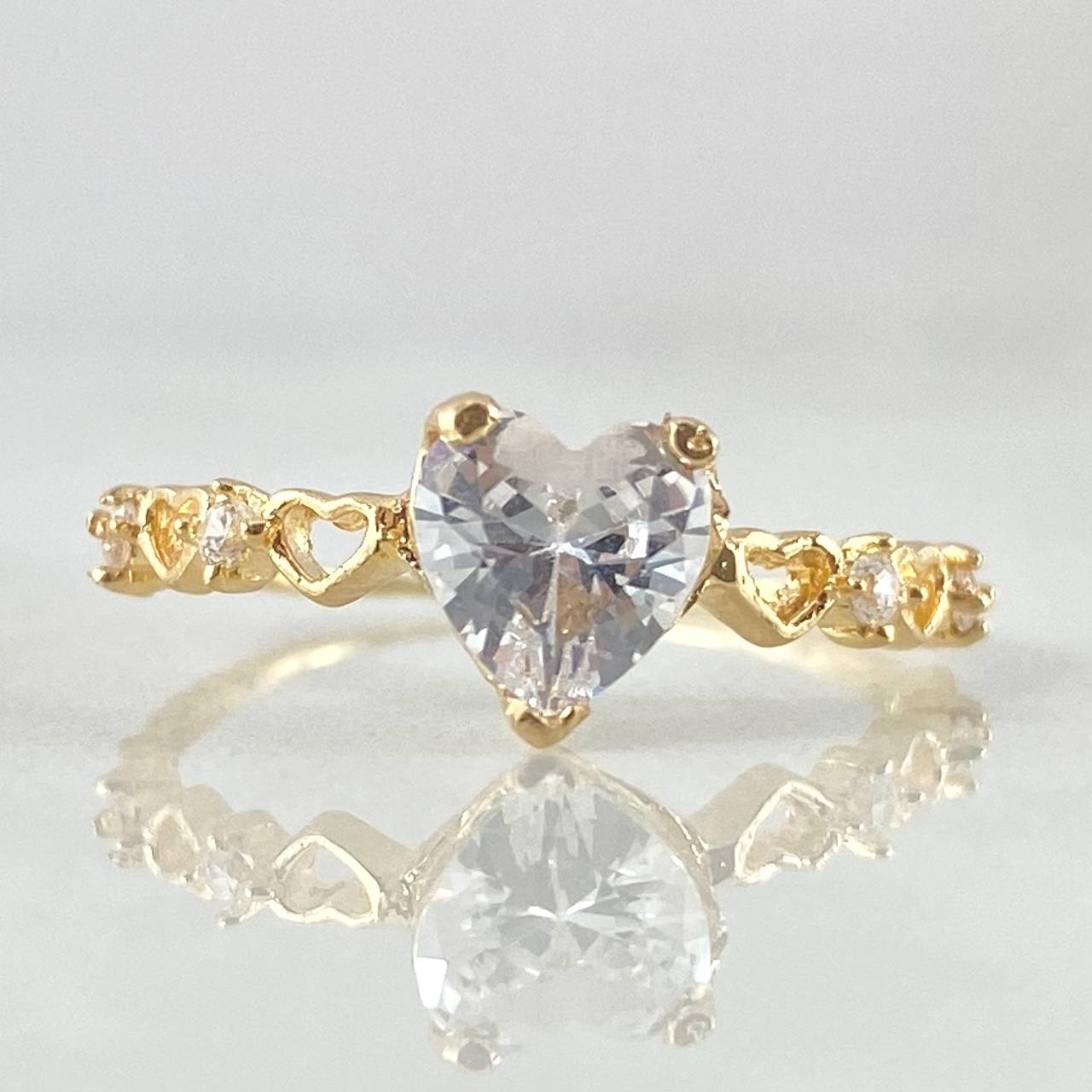 Anillo Solitario Corazones 1.4gr / T6 / Oro 18K ©
