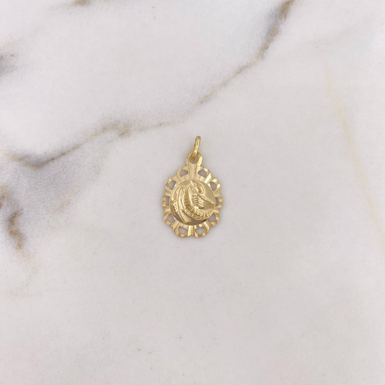 Dije Medalla 0.85gr / 2.1cm / Diamantada Oro Amarillo 18K $