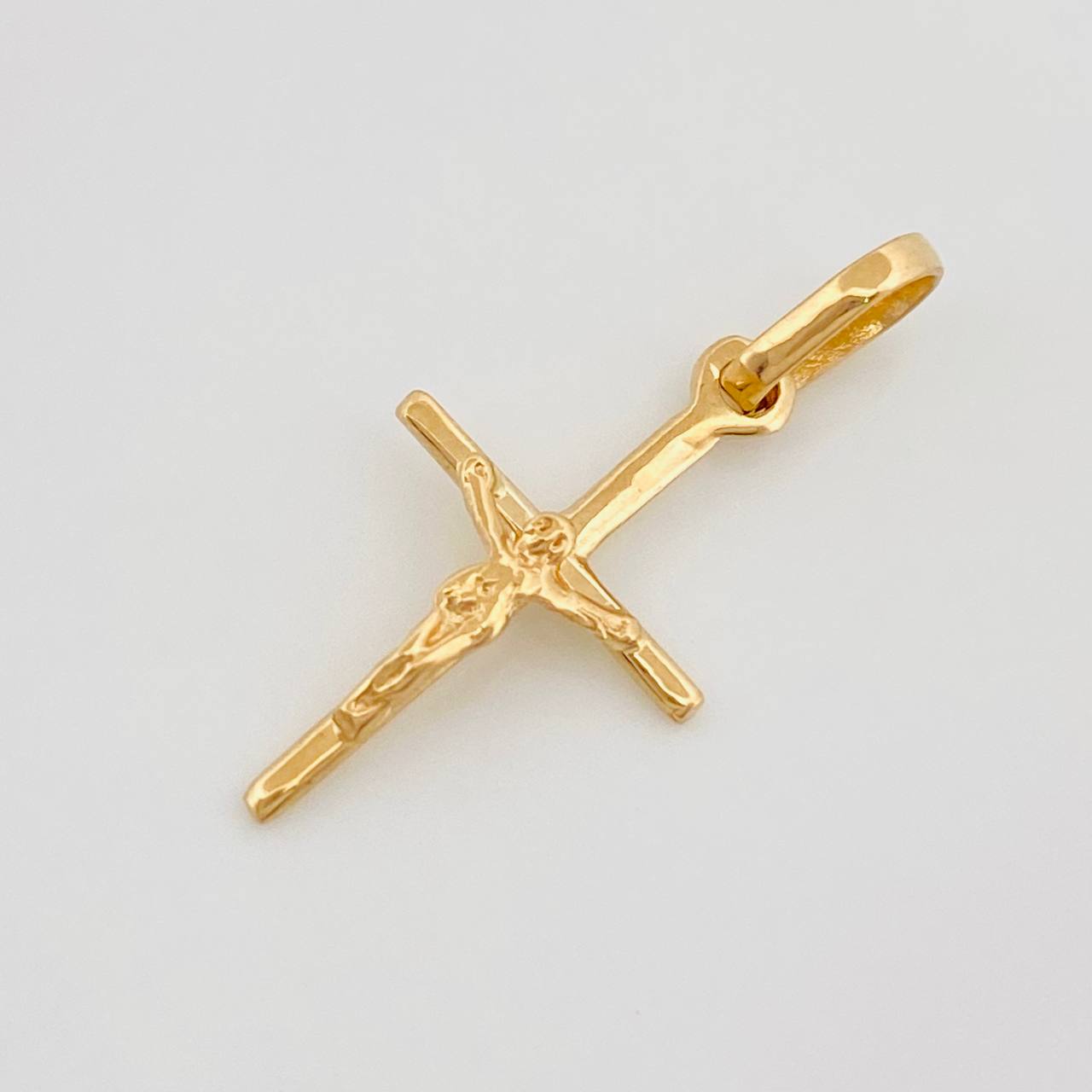 Dije Cruz Cristo 0.65 g / 2.3 cm Oro Amarillo 18K