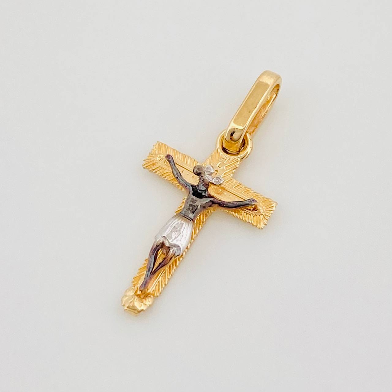 Dije Cruz Cristo Milagroso De Buga 0.8 g / 2.3 cm Tres Oros 18K