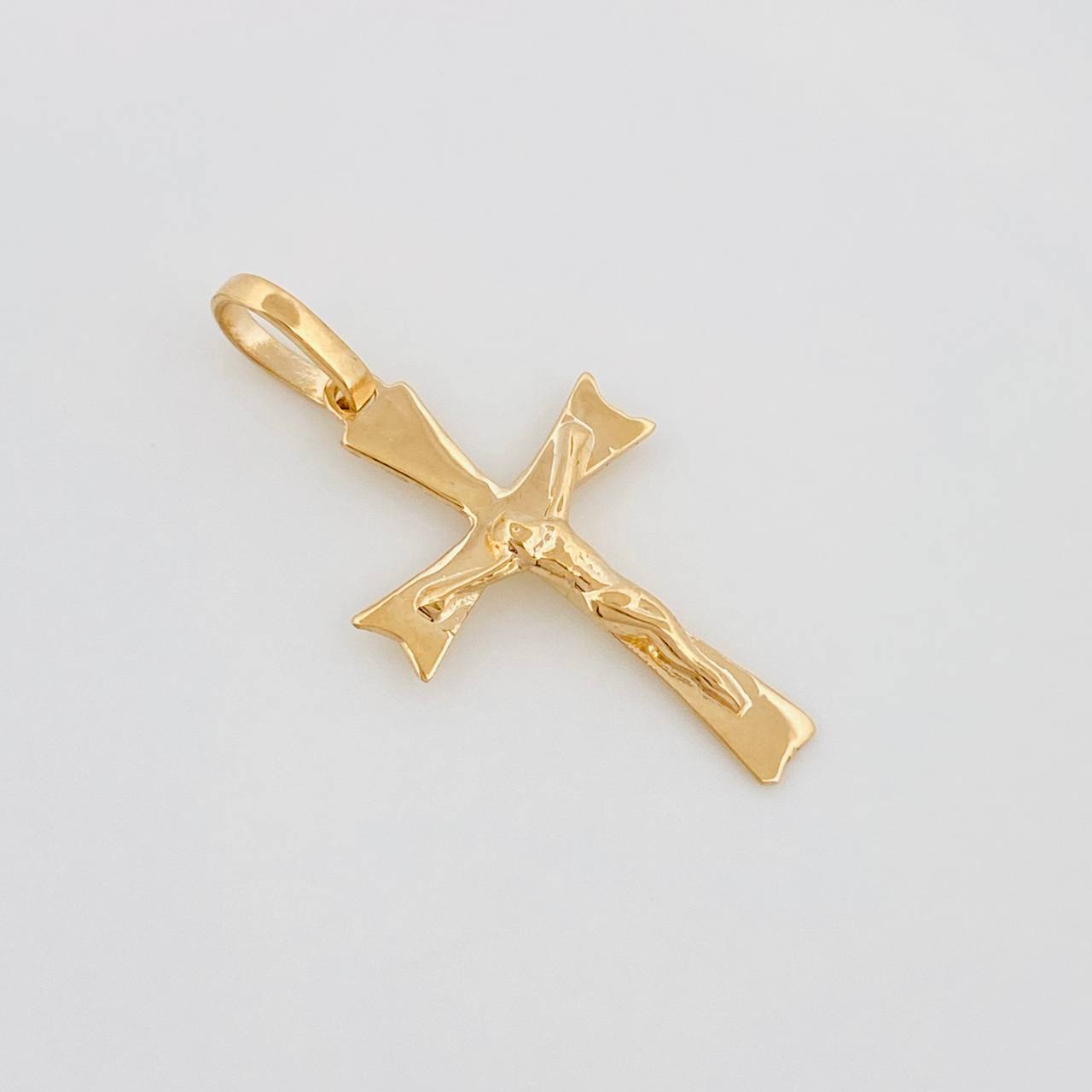 Dije Cruz Cristo Gótica 0.85 g / 2.5 cm Oro Amarillo 18K