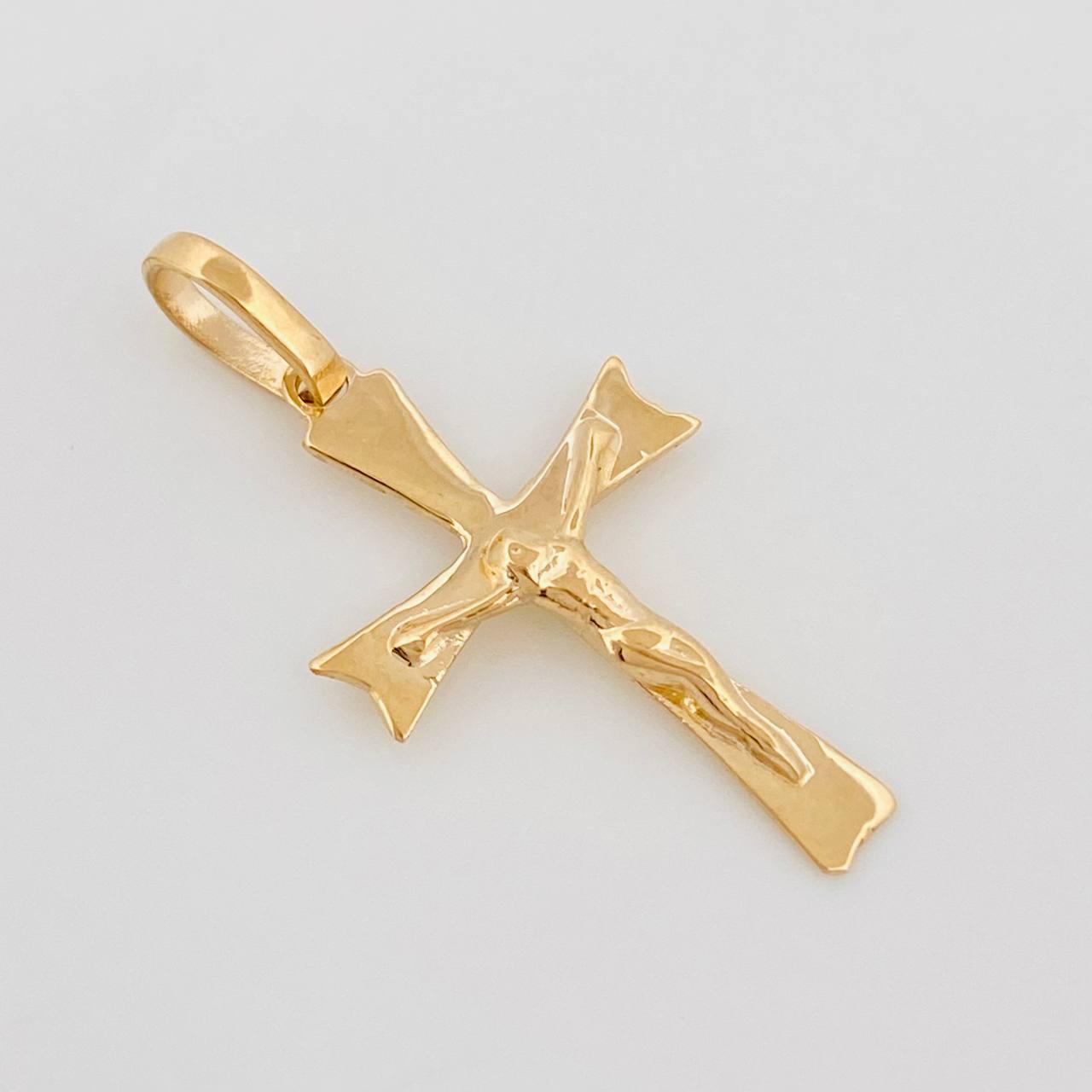 Dije Cruz Cristo Gótica 0.85 g / 2.5 cm Oro Amarillo 18K