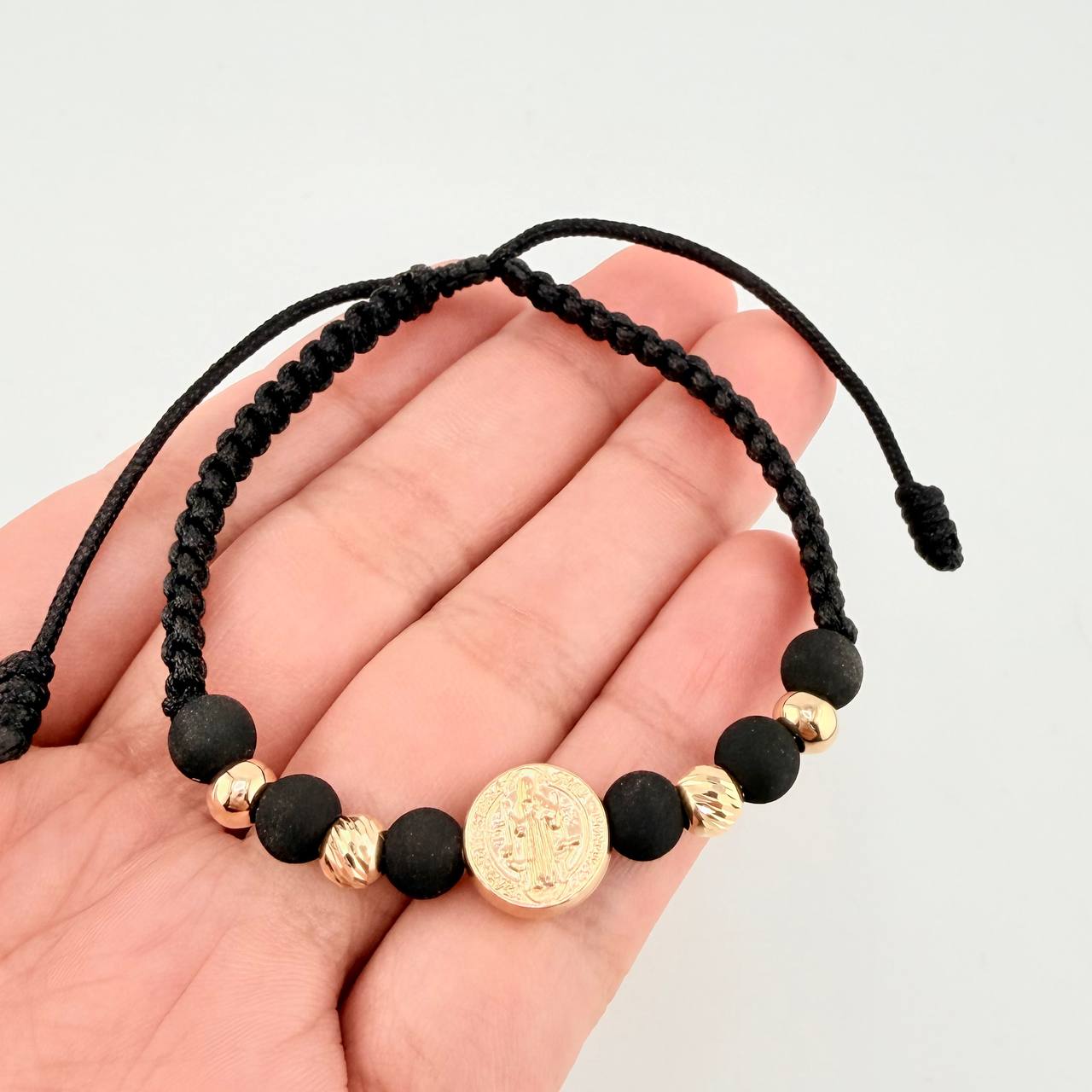 Pulsera Tejida Negra Herraje San Benito Bolas Lisas - Diamantadas 5 Mm / 4 Und Oro Amarillo 18K