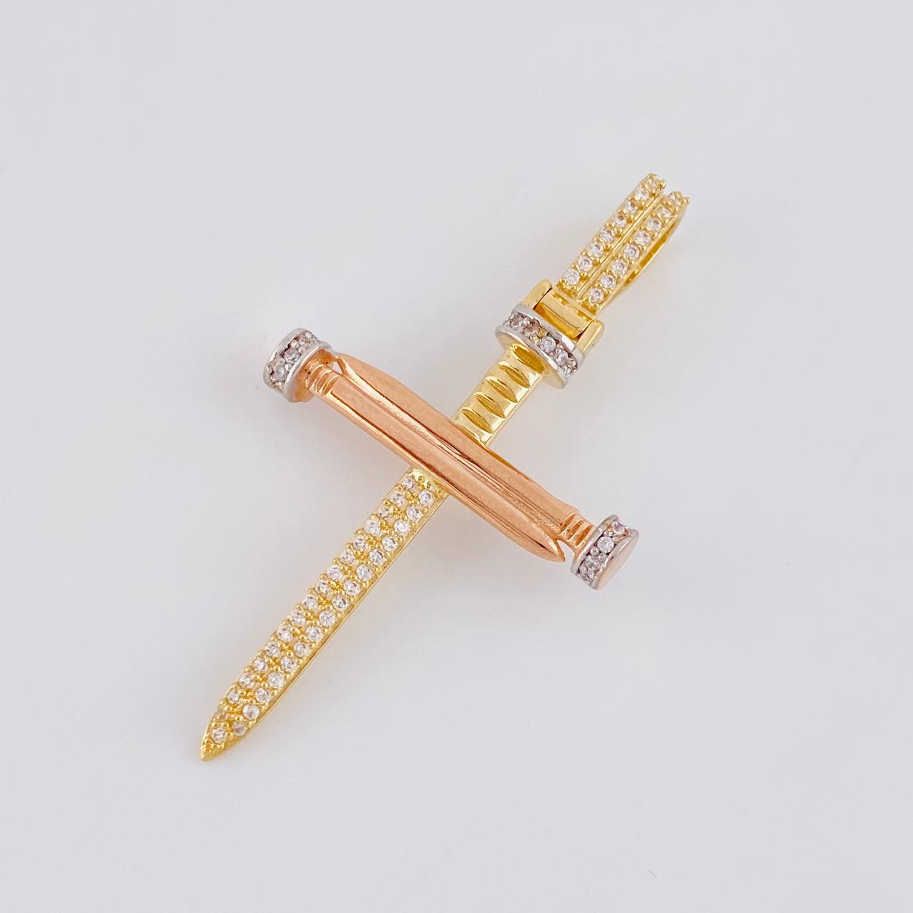 Dije Cruz Clavos 4.4 g / 4.6 cm Tres Oros 18K