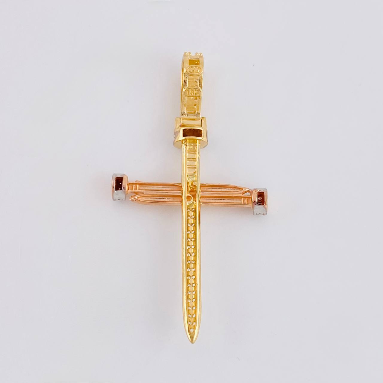 Dije Cruz Clavos 4.4 g / 4.6 cm Tres Oros 18K