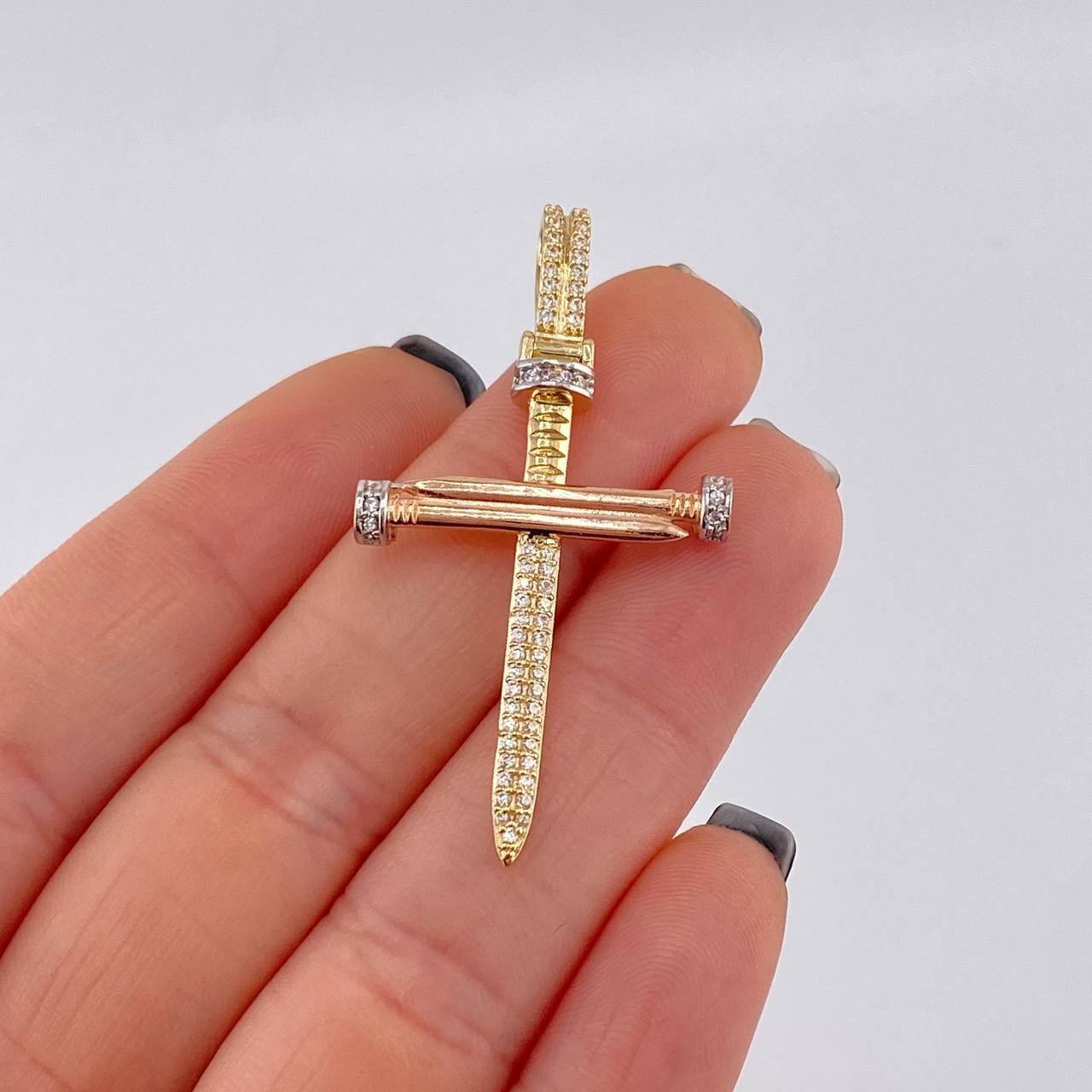 Dije Cruz Clavos 4.4 g / 4.6 cm Tres Oros 18K