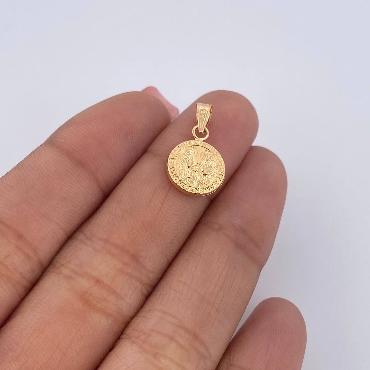 Dije Sagrada Familia 0.55gr / 1.8cm / Troquelado Oro Amarillo 18K &