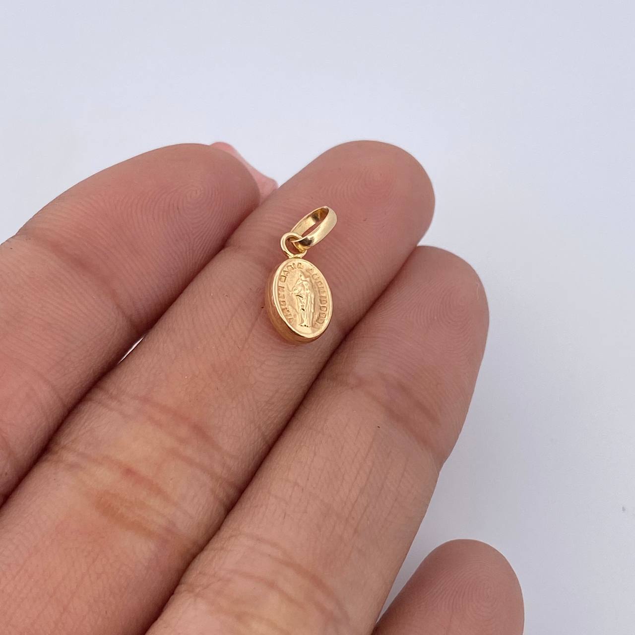 Dije Virgen Maria Auxiliadora 0.35gr / 1.4cm / Troquelado Oro Amarillo 18K &