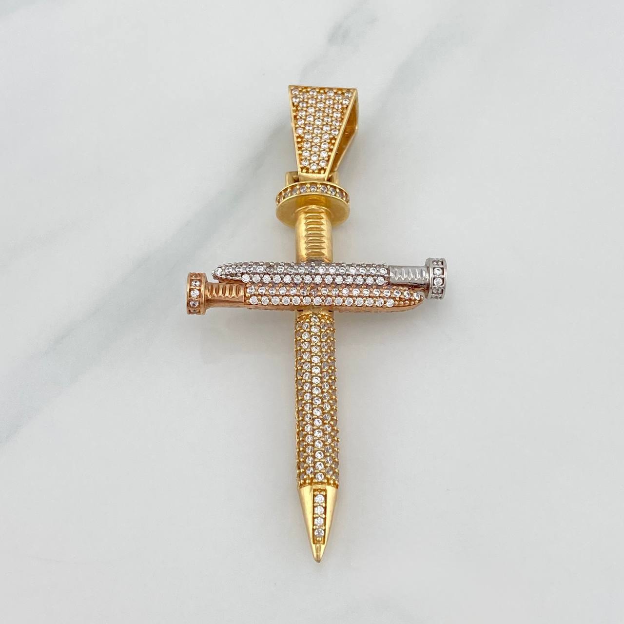 Dije Cruz Clavos 11.25 g / 6.1 cm Tres Oros 18K