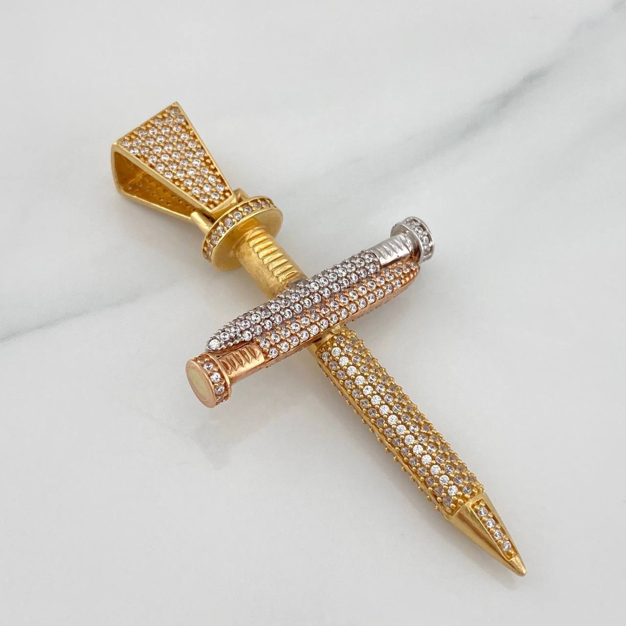 Dije Cruz Clavos 11.25 g / 6.1 cm Tres Oros 18K