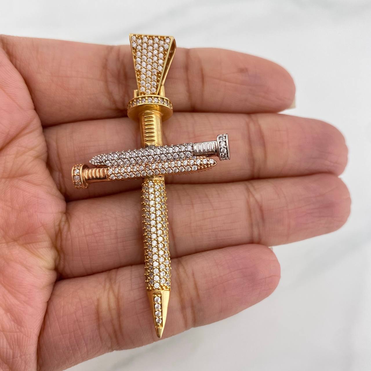Dije Cruz Clavos 11.25 g / 6.1 cm Tres Oros 18K