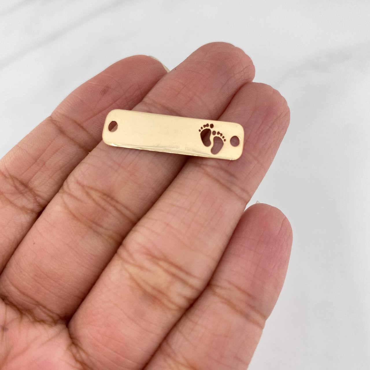 Herraje Placa Huellitas 0.75 g / 2.5 cm Oro Amarillo 18K