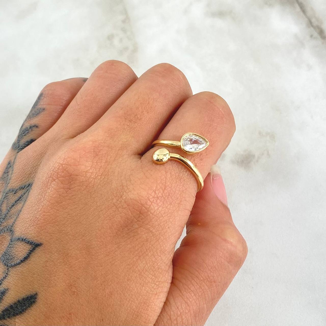 Anillo Gota Curva Bisel 2.45gr / T7 / Circones Blancos Oro Amarillo 18K *